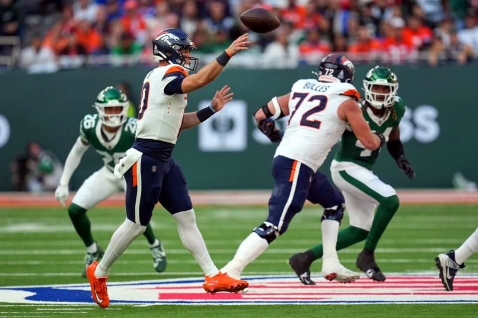 Bo Nix lanzó para una anotación.