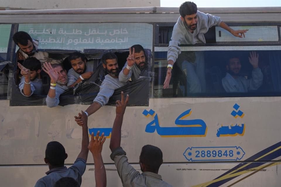 Prisioneros palestinos llegan a la Franja de Gaza tras liberación de Israel, el 13 de octubre.