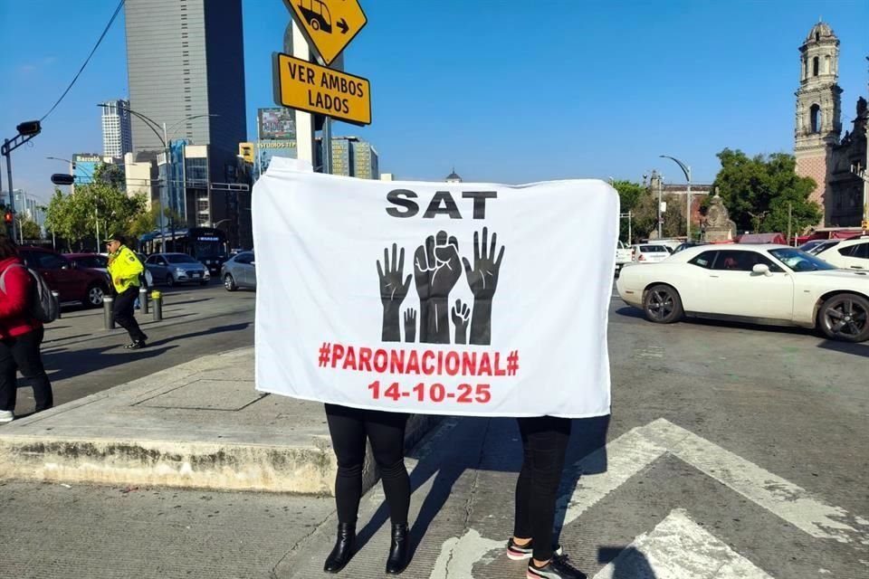 Trabajadores del SAT iniciaron su protesta, sobre Avenida Hidalgo, Centro Histórico.