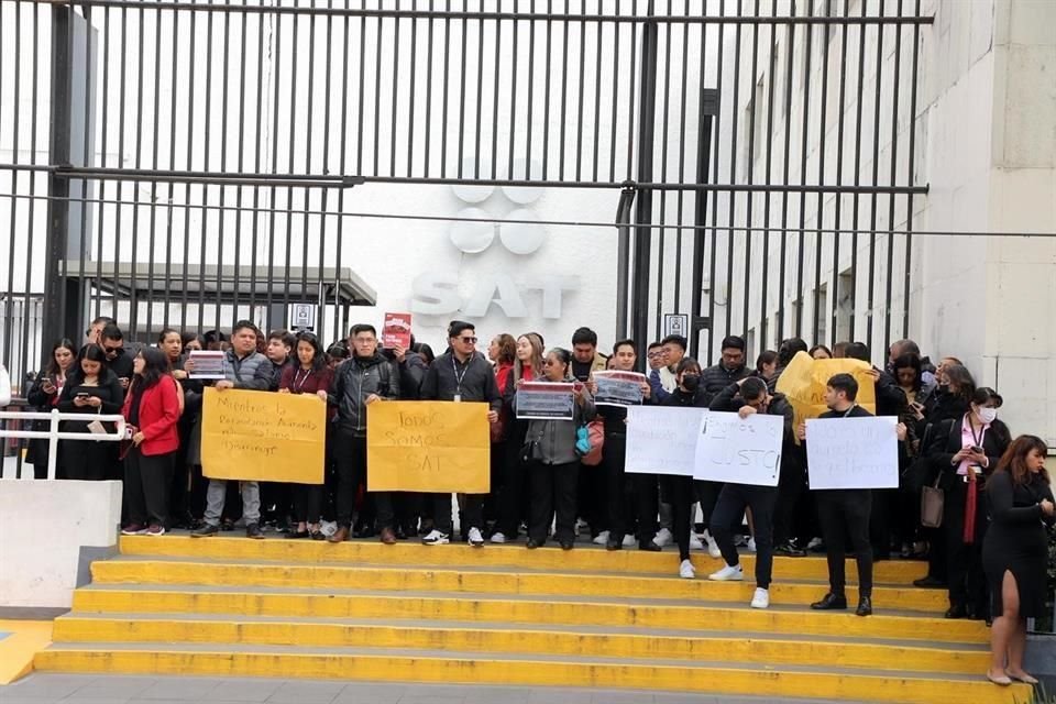 En Paseo de la Reforma y Avenida Hidalgo también cerraron el paso trabajadores del SAT.