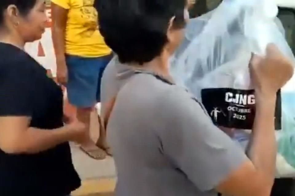 Pobladores hicieron fila para recibir las bolsas con despensas.