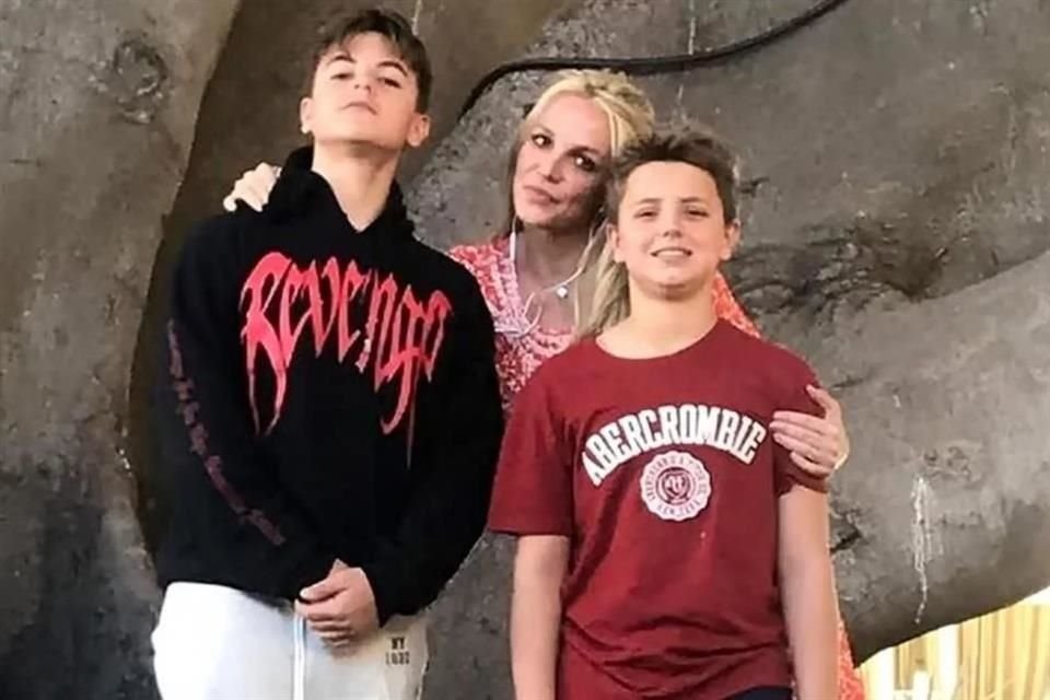 En diciembre de 2024, la intérprete de 'Baby One More Time' compartió en redes sociales imágenes de ambos disfrutando de la Navidad juntos, saludando a fanáticos y abrazándose frente a una chimenea.