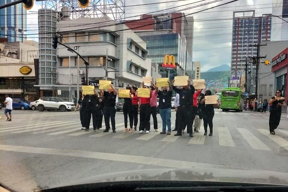 Trabajadores del SAT en Monterrey protestan afuera de las oficinas ubicadas en Pino Suárez y Padre Mier.