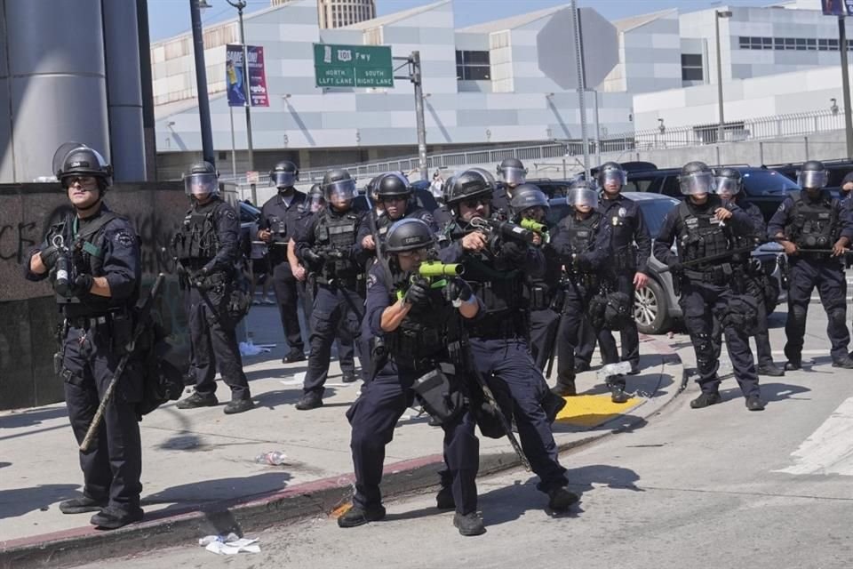 Policías protegen un centro de detención en Los Ángeles, después de una redada, el 8 de junio del 2025.