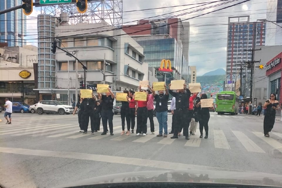 Algunos manifestantes protestaron ayer a un costado de las oficinas del SAT en el Centro de Monterrey.