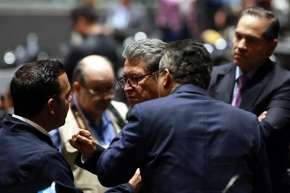 Los coordinadores Elías Lixa (PAN) y Ricardo Monreal (Morena) conversan durante la sesión.