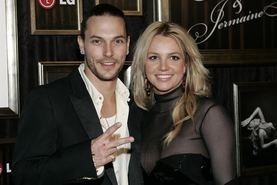 El bailarín afirma que cuando Spears regresó a su habitación y lo encontró empacando, ella le rogó que se quedara.