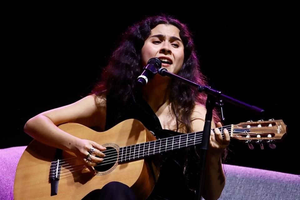 Hace cuatro años, Estrada realizó su primer viaje al formato más íntimo y puro de la música. Desde su natal Coatepec, Veracruz, en 2021 y en plena pandemia, debutó en el Tiny Desk.