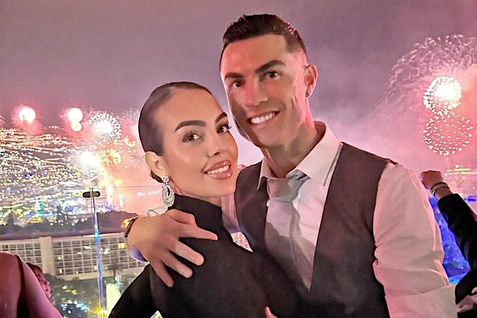 La modelo Georgina Rodríguez y la superestrella del fútbol, Cristiano Ronaldo, se comprometieron este lunes tras casi una década juntos.