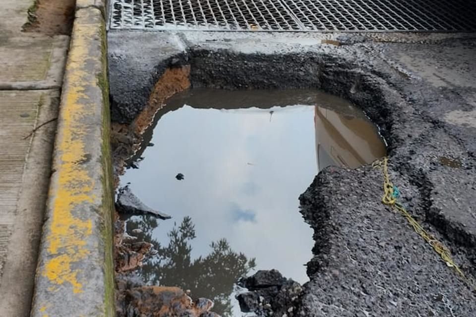 Colonos señalan que las obras dejan montones de asfalto y basura.