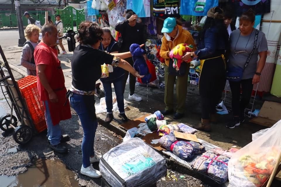 Comerciantes del centro tuvieron que rematar a mitad de precio la mercancía que se mojó.