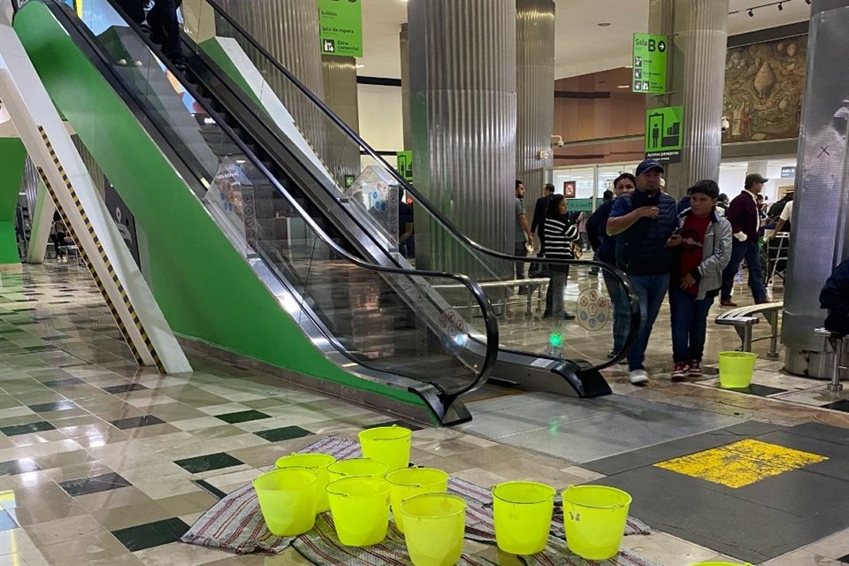 AICM informó que suspendió despegues y aterrizajes por lluvias de esta madrugada; realizan desalojo de encharcamientos.