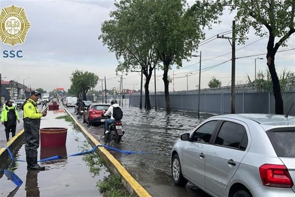 Verkehrspolizisten arbeiten daran, den Wasserstand auf Eje 1 Norte und Asistencia Pública Federal in Venustiano Carranza zu senken.