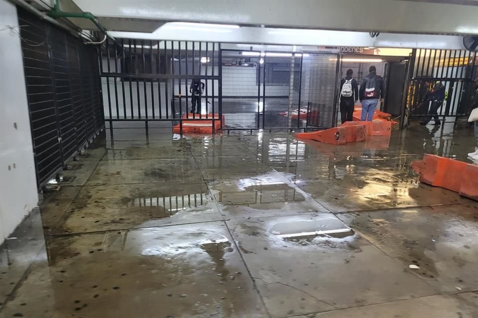 An der Station Pantitlán, im Umsteigebereich zwischen den Linien 1, A und 9, bahnen sich die Fahrgäste ihren Weg durch angestautes Wasser.