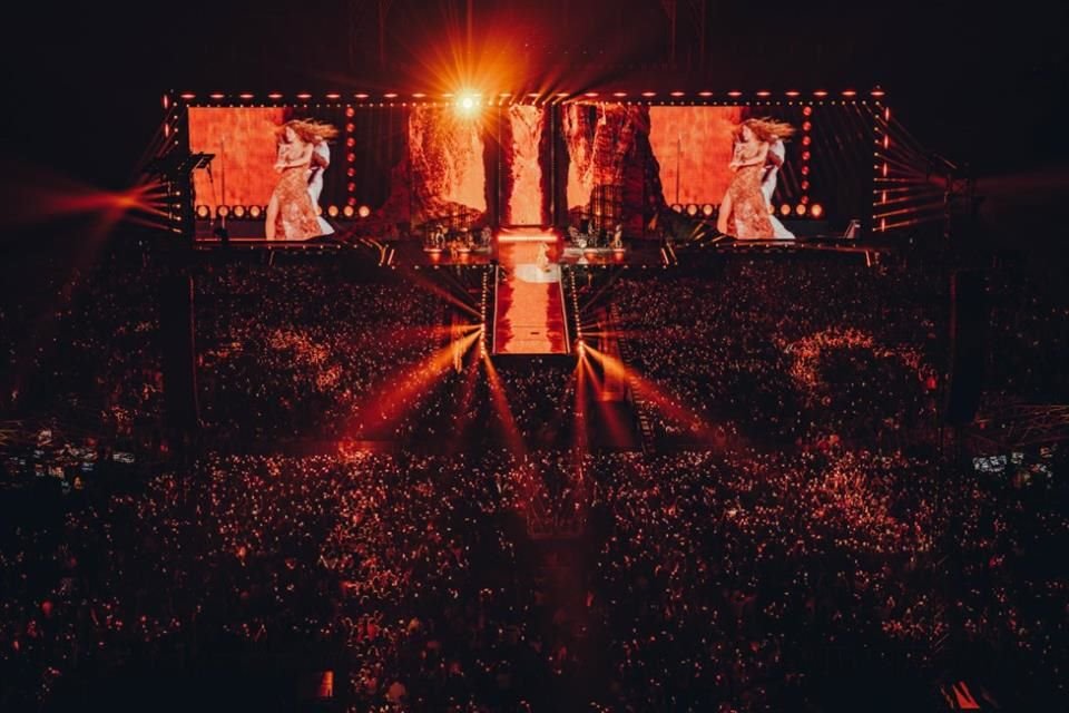 La cantante ofreció un espectáculo de dos horas y media con un repertorio que combinó éxitos como 'Las de la Intuición', 'Chantaje' y 'Hips Don't Lie'.