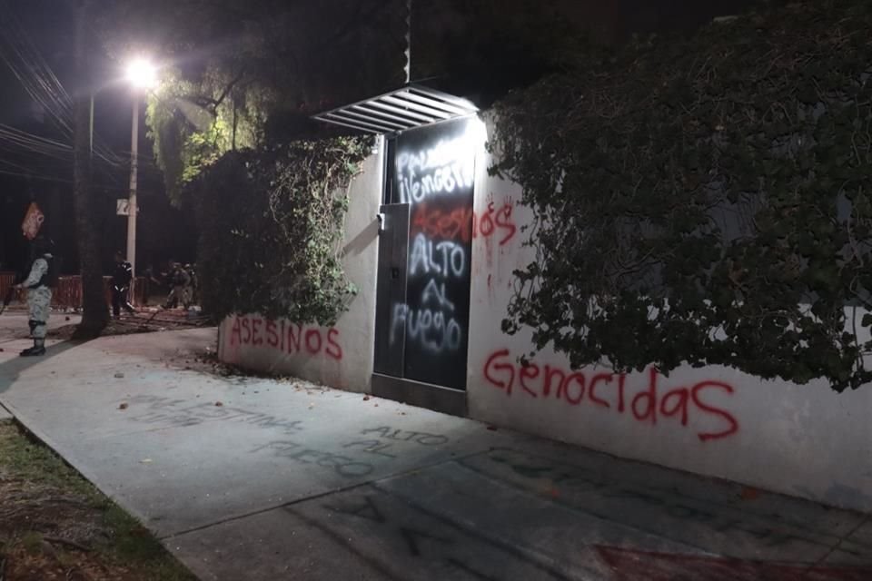 Una protesta a favor de Palestina, derivó en actos vandálicos en inmediaciones de la Embajada de Israel en México.