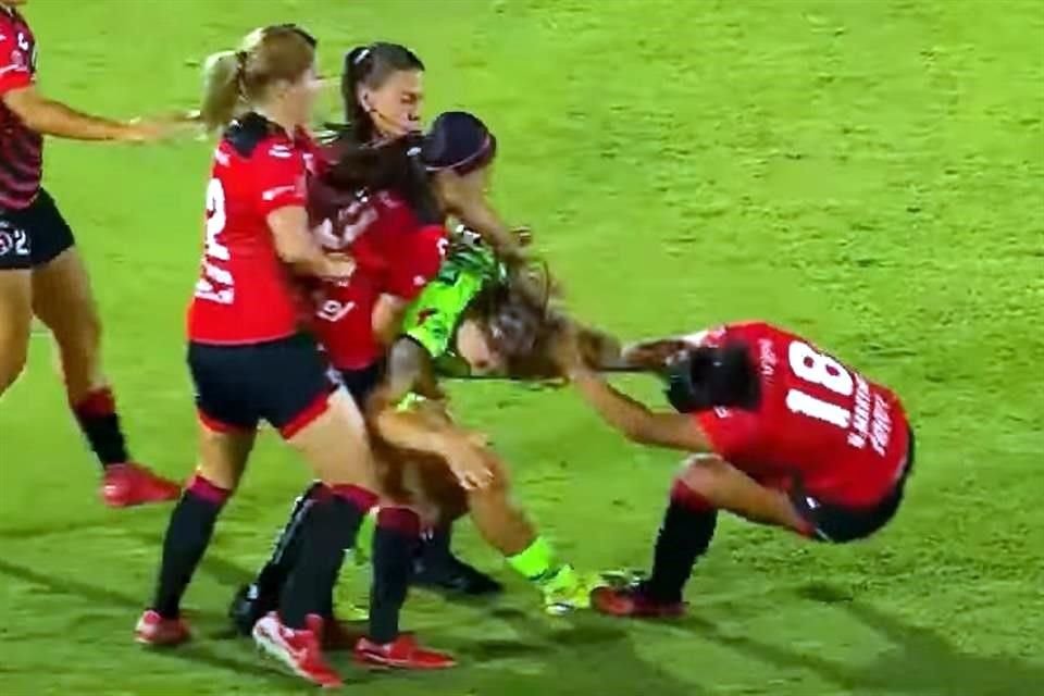 Miah Zuazua y Natividad Martinez recibieron 4 partidos de suspensión.