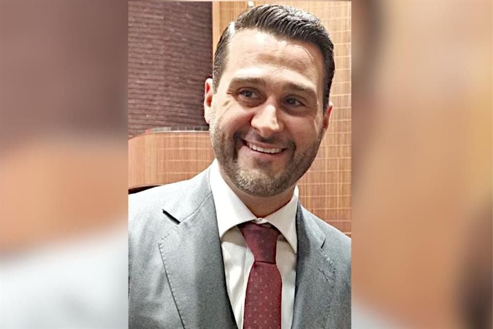 La FGR removió a Arturo Serrano Meneses, como titular de su Órgano de Control, y a 9 colaboradores, por presuntos actos de corrupción.