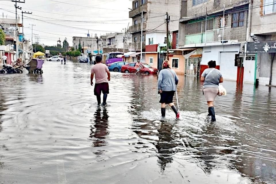 Lluvias de ayer paralizaron la CDMX dejando inundaciones en 5 alcaldías a las que se sumaron afectaciones a 19 mil 500 usuarios del AICM.