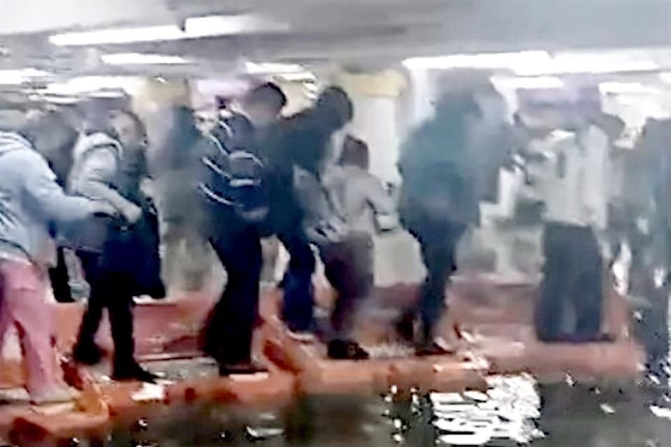 En plena hora pico, los usuarios enfrentaron anegaciones.