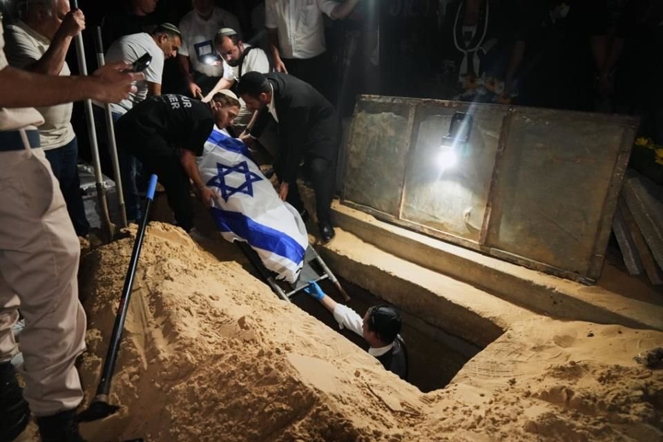 Familiares y amigos bajan el cuerpo del rehén israelí asesinado Eitan Levi después de que su cuerpo fue devuelto desde Gaza.