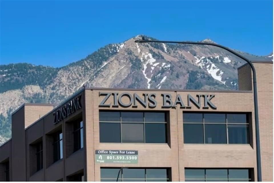 Las acciones de Zions  Bancorporation, que el jueves reveló pérdidas vinculadas a dos préstamos comerciales e industriales, avanzaban un 6.4%.