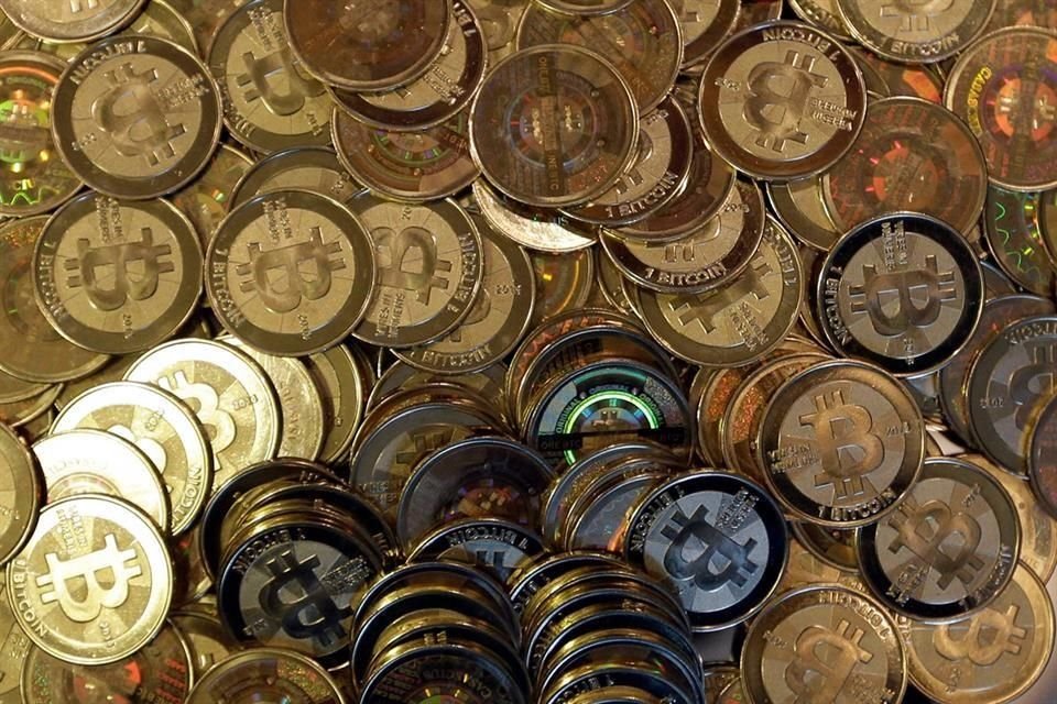 El bitcoin cotizaba por debajo de los 105 mil dólares.