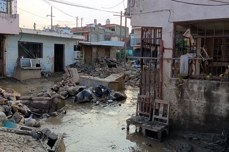 Decenas de familias permanecen entre los restos de sus viviendas, sin que se haya completado la recolección de residuos ni la limpieza de calles.