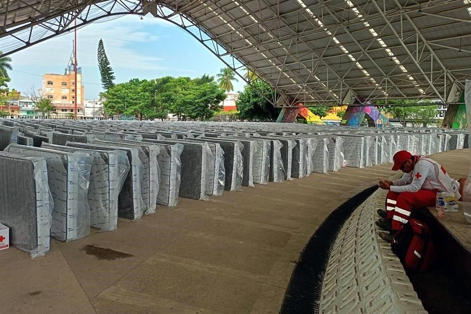 La Cruz Roja Mexicana instaló un punto de entrega de ayuda humanitaria en el parque central, donde este viernes comenzó distribución de mil colchones, kits de limpieza y despensas para damnificados.