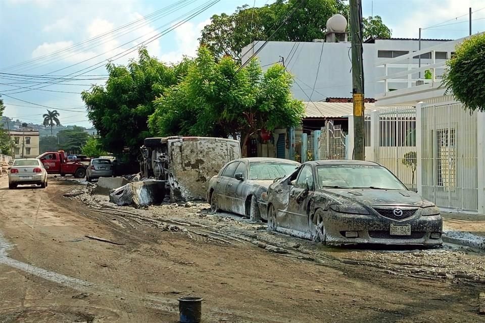 A 200 metros del desborde del río Cazones, vecinos de la colonia Morelos, una de las zonas más golpeadas, denuncian la falta de apoyo institucional mientras retiran el lodo de sus casas por su cuenta.