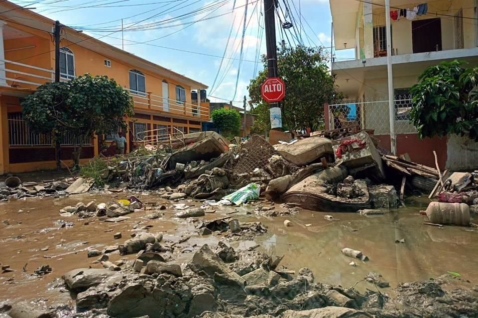 A 200 metros del desborde del río Cazones, vecinos de la colonia Morelos, una de las zonas más golpeadas, denuncian la falta de apoyo institucional mientras retiran el lodo de sus casas por su cuenta.
