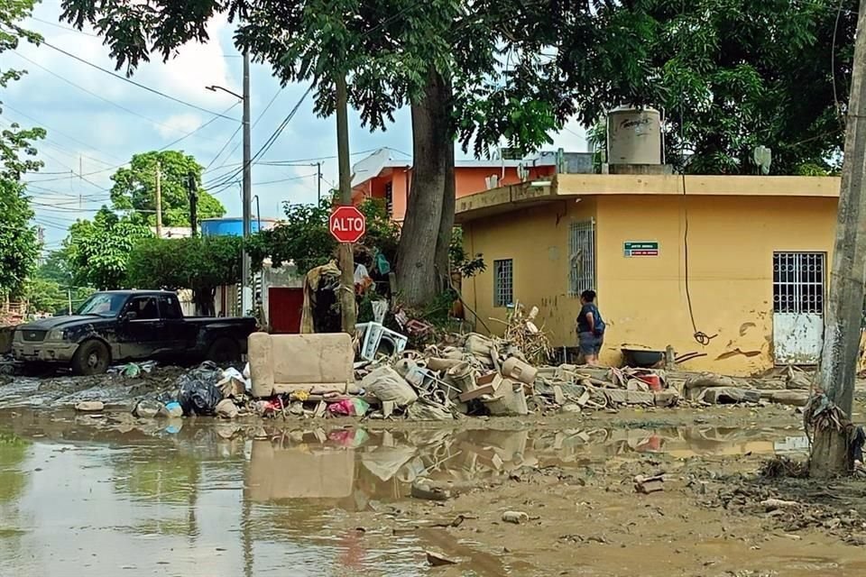 A 200 metros del desborde del río Cazones, vecinos de la colonia Morelos, una de las zonas más golpeadas, denuncian la falta de apoyo institucional mientras retiran el lodo de sus casas por su cuenta.