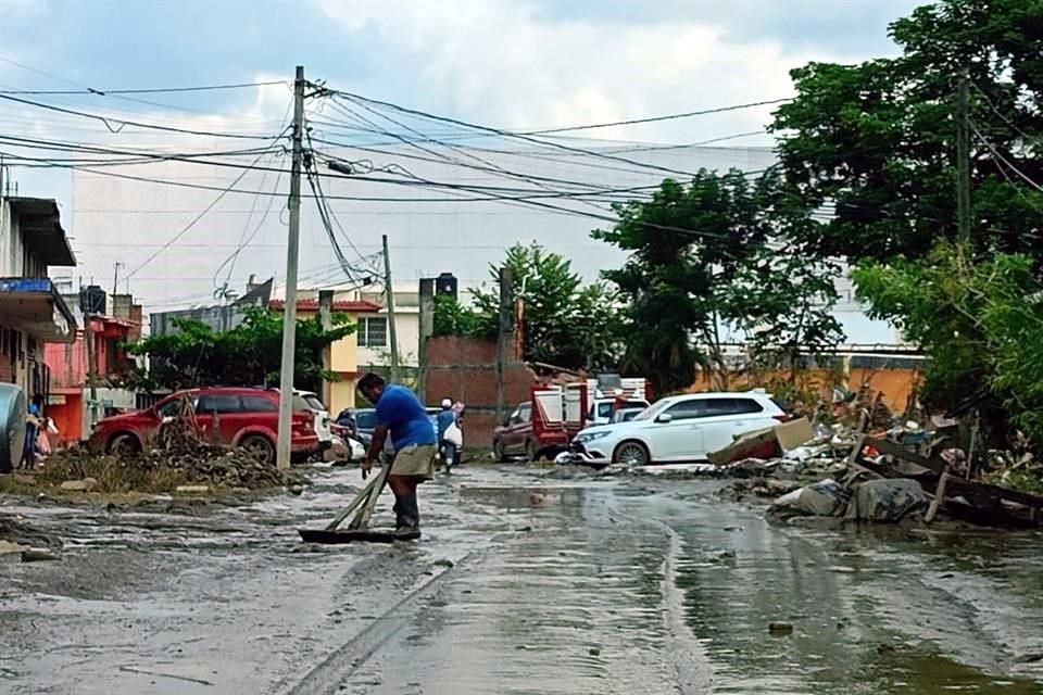 A 200 metros del desborde del río Cazones, vecinos de la colonia Morelos, una de las zonas más golpeadas, denuncian la falta de apoyo institucional mientras retiran el lodo de sus casas por su cuenta.
