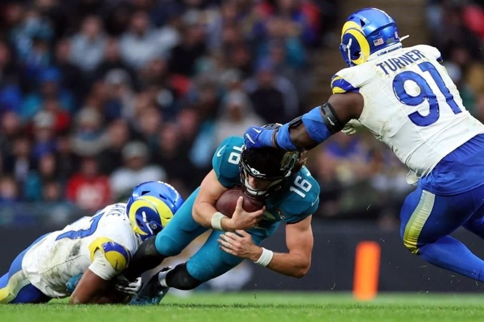 Trevor Lawrence la pasó mal, ya que fue atrapado por los defensivos en 7 ocasiones.