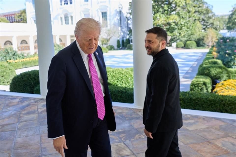 El Presidente Donald Trump y su homólogo Volodymyr Zelensky durante una reunión en la Casa Blanca, el 17 de octubre del 2025.