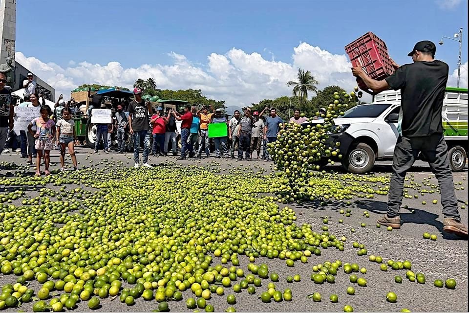 En el Tianguis Limonero que recorría cada semana, estaban sus colegas y conocidos, aquellos a los que les pidió en los últimos días no cesar en sus protestas para mejorar los precios del producto.