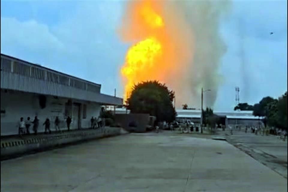 El incendio en la planta de Pemex alertó a trabajadores y pobladores en la región norte de Chiapas.