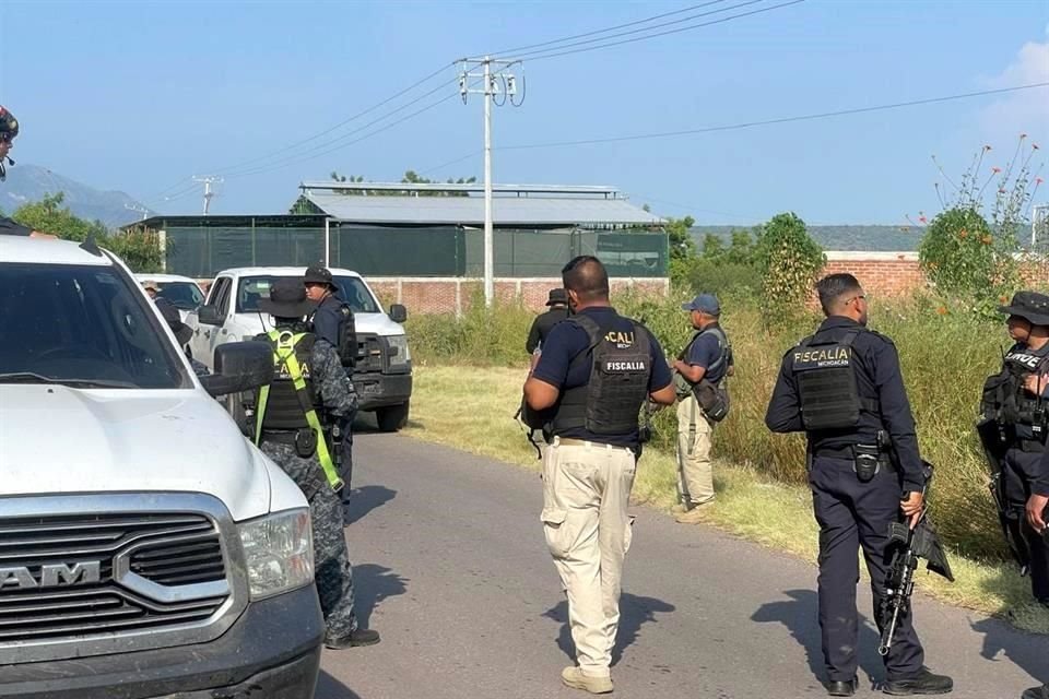 Personal de la Fiscalía en Apatzingán, después del hallazgo de los restos del líder limonero Bernardo Bravo.