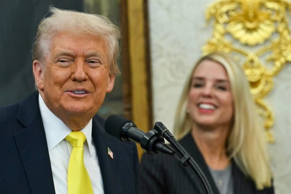 El Presidente Donald Trump y la Fiscal General Pam Bondi durante una conferencia en la Oficina Oval, el 15 de octubre.