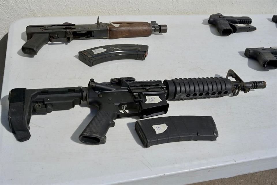 En esta última revisión se aseguraron armas, rifles de asalto, drogas, bolsas para almacenar dosis, teléfonos celulares, entre otros.