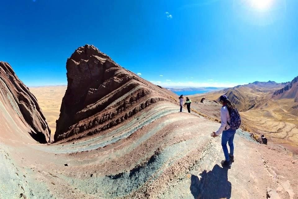 Dicen que esta montaña... es el tapiz sagrado de los Andes, conoce Pallay Punchu en Perú.