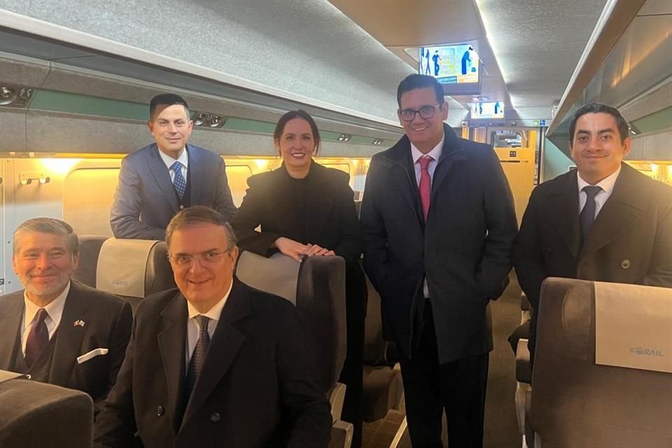 Marcelo Ebrard, titular de Economía junto a Carlos Peñafiel Soto, Embajador de México en la República de Corea.