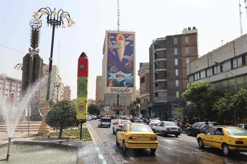 Una pintura que muestra un misil cayendo sobre Israel, en el centro de Teherán, el 16 de julio del 2025.