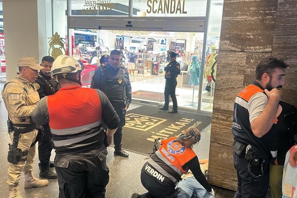 Un elevador falló y provocó que dos personas resultaran lesionadas.