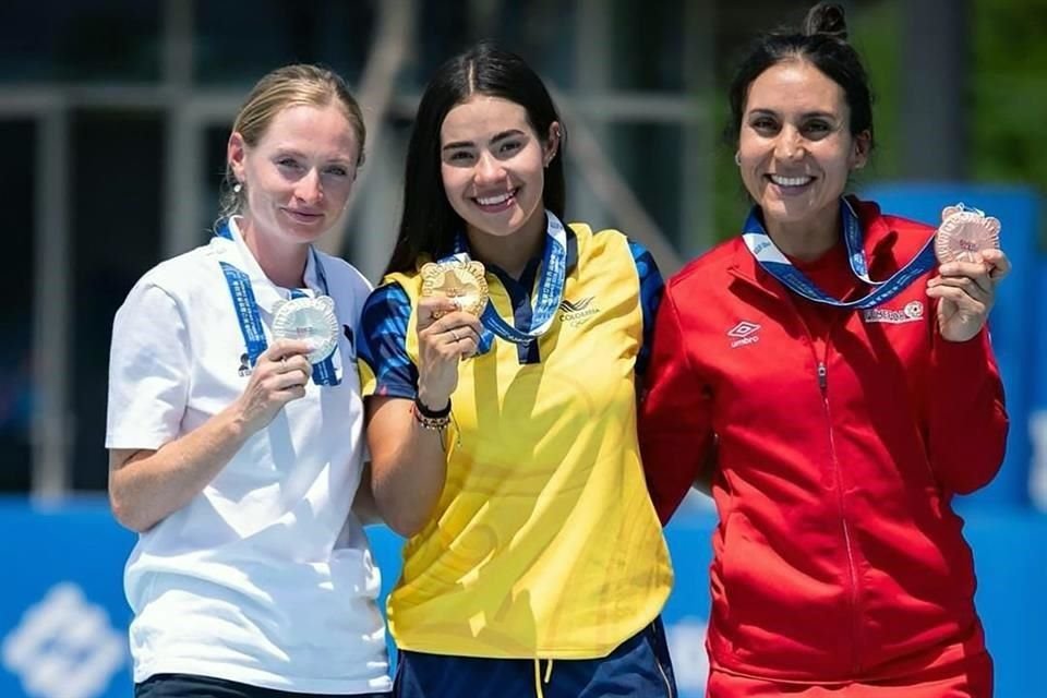 La regiomontana Valentina Letelier (der.) se agenció el bronce en el patinaje de velocidad
