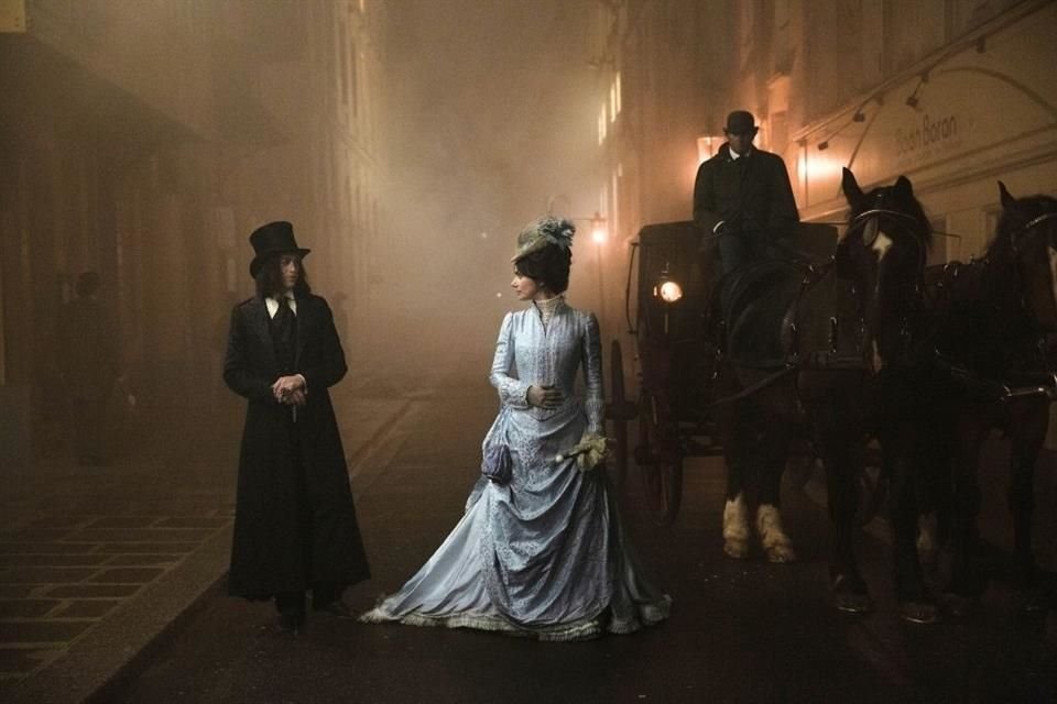 Drácula siempre ha sido un seductor dicotómico; su edad lo ha vuelto repugnante, pero recobra su rostro juvenil para conquistar.