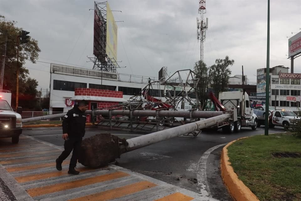 El espectacular mide seis metros de largo por cinco de ancho y se vino abajo desde los cimientos, ubicados en La Glorieta de Sor Juana, Colonia Benito Juárez.