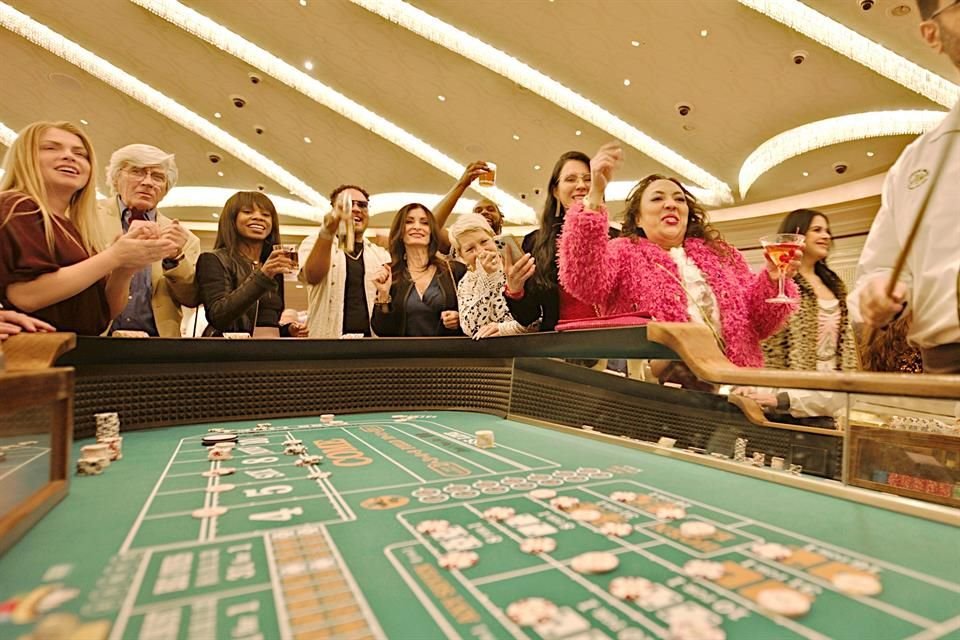 La trama expone a los 'mirreyes', quienes representan a la élite joven, heredera de privilegios y con un estilo de vida ostentoso, mientras que los 'godínez' encarnan al trabajador asalariado.