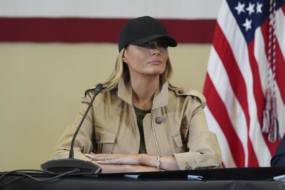 La Primera Dama Melania Trump durante una discusión con rescatistas y funcionarios locales en Kerrville, Texas, el 11 de julio de 2025.