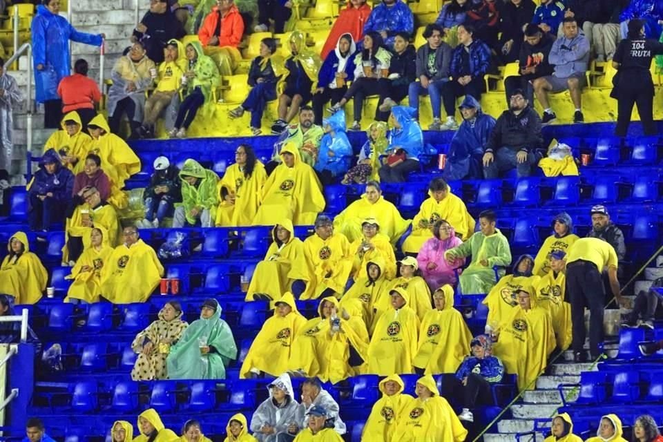 La afición soportó la lluvia en el Estadio Ciudad de los Deportes.